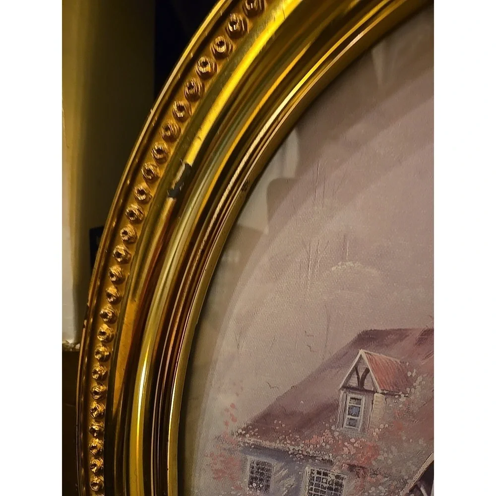 Vintage Syroco 1982 Oval Gold Plastic Picture Frame featuring‎ a 